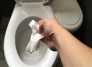 Bồn cầu bị nghẹt giấy thì phải làm sao