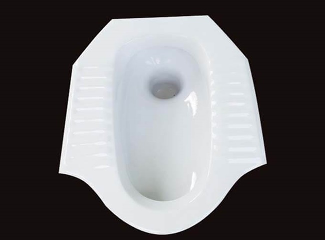 Cách thông bồn cầu ngồi xổm bị tắc nghẽn