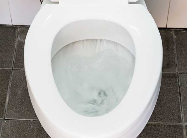 Xử lý bồn cầu rút nước chậm do hầm cầu đầy
