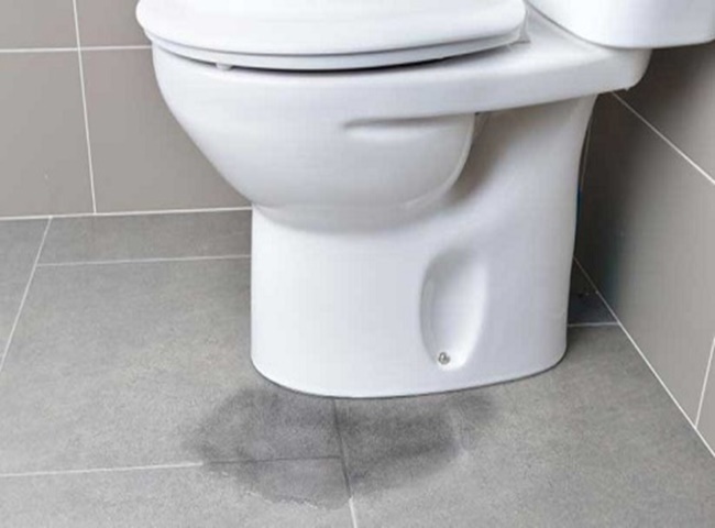 Bồn cầu bị rỉ nước gây khó chịu cho người sử dụng