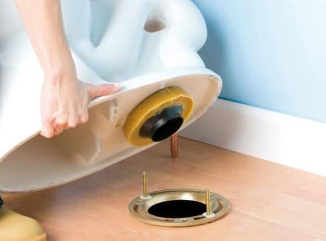 Kiểm tra và căn chỉnh gioăng cao su phòng tránh bồn cầu bị rỉ nước