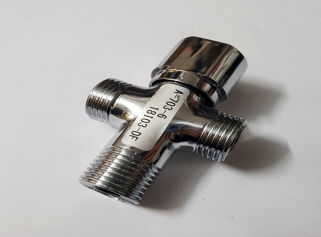 Sửa bồn cầu bị rỉ nước bằng cách vệ sinh van khóa