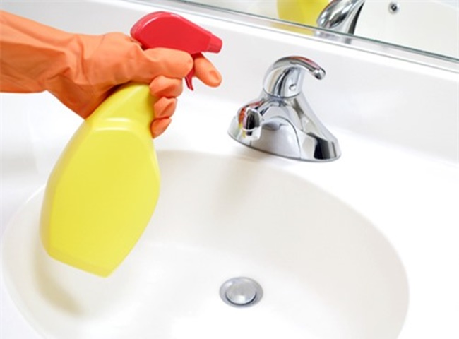 Tổng vệ sinh bồn rửa mặt khi có dấu hiệu thoát nước chậm