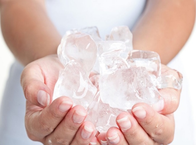 Nước đá là cách th&ocirc;ng b&ocirc;̀n c&acirc;̀u hi&ecirc;̣u quả