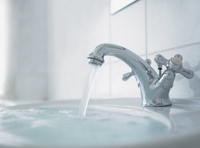 Bồn rửa mặt thoát nước chậm do bị tắc nghẽn