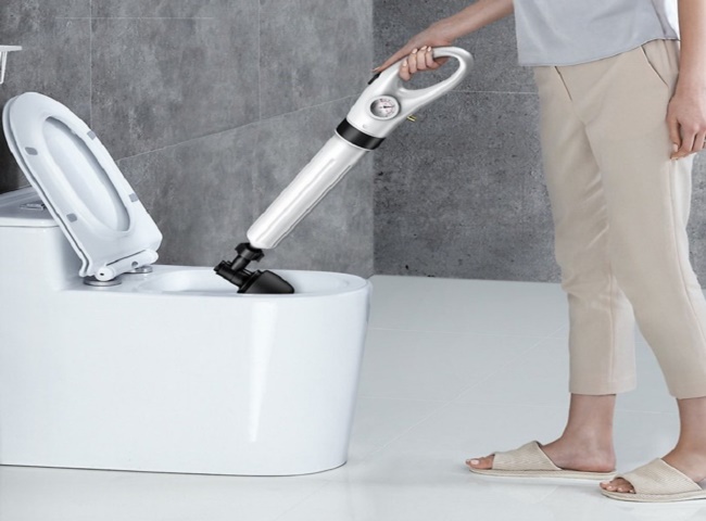 Xử lý bồn cầu tắc bằng khí nén