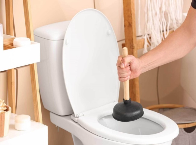 C&aacute;ch th&ocirc;ng bồn cầu tại nh&agrave; đơn giản hiệu quả dễ thực hiện