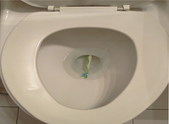 L&agrave;m rơi dị vật cũng khiến cho bồn cầu bị tắc nghẽn