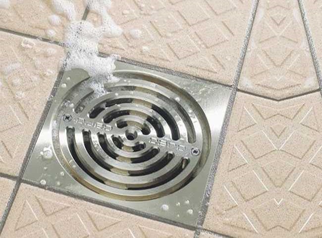 Cống tho&aacute;t nước toilet bị tắc do kh&ocirc;ng vệ sinh thường xuy&ecirc;n