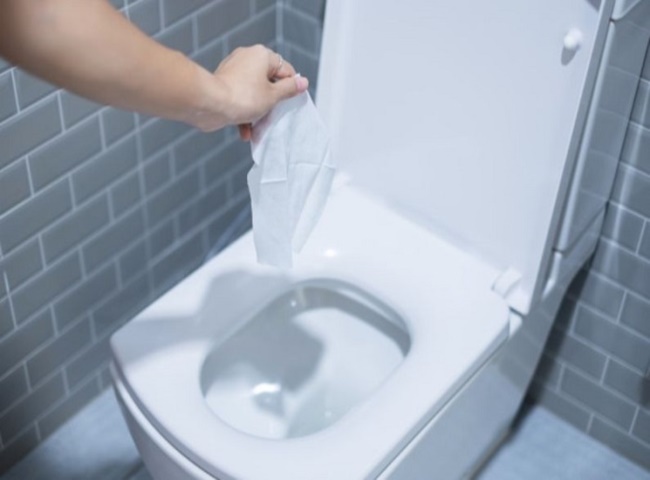 Bỏ quá nhiều giấy vệ sinh khiến bồn cầu bị tắc