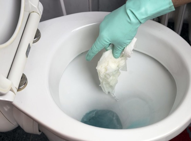 Nguy&ecirc;n nh&acirc;n chủ yếu nhưng cũng c&oacute; c&aacute;ch xử l&yacute; bồn cầu bị nghẹt dễ d&agrave;ng