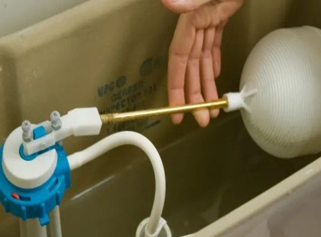 Bồn cầu kh&ocirc;ng c&oacute; nước do kẹt phao kh&oacute;a nước