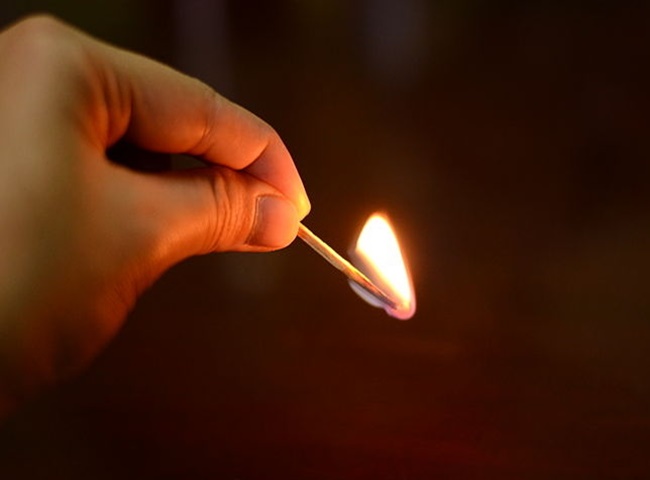 Khử m&ugrave;i h&ocirc;i bồn cầu bằng que di&ecirc;m