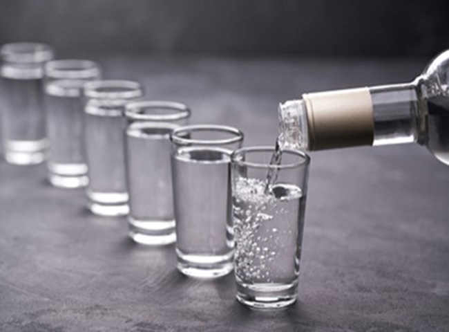 Sử dụng rượu mạnh để khử m&ugrave;i nh&agrave; vệ sinh