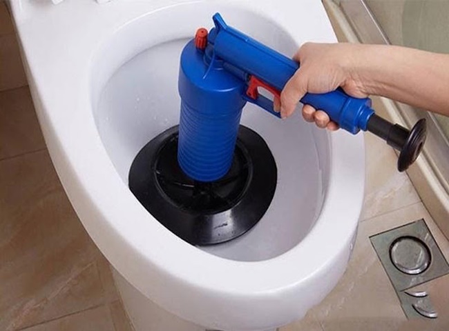 Sử dụng Pittong ca su để thông bồn cầu