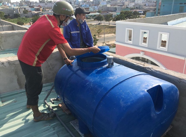 gi&aacute; vệ sinh bồn nước quận 1